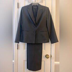 EVAN PICONE Women's Navy Blue Pinstripe Pantsuit by Macy’s. Size: (16).